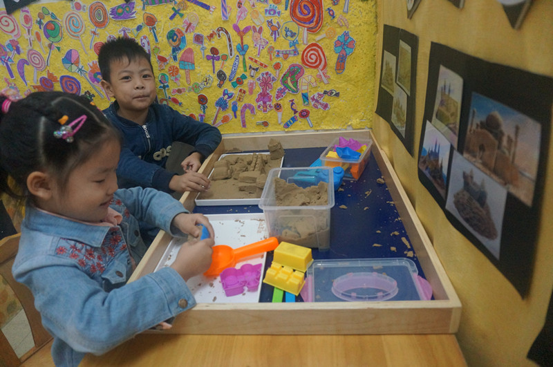 幼儿园是孩子游戏生活的开心乐园,一草一木皆能成为他们玩耍的伙伴。其中,班级环境的有效规划更能为孩子创设一个自主学习、友好交往的氛围。基于游戏精神如何在环境中呈现的思考,10月13日上午,璜土中心幼儿园26个班级向大家展示了富有班本特色、彰显儿童本位的班级环境,感受到了全体教师融于实践的游戏理念。 大3班围绕“瓶瓶罐罐交响曲”主题活动创设了材料超市,让孩子们想办法参与瓶瓶罐罐的收集、整理、分类、日常管理等工作。一个小小空间的材料超市没有了教师的包办代替,而是放手还给孩子去思考、操作、