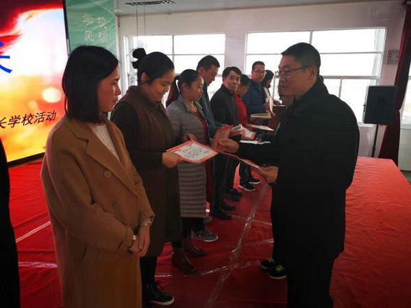 副校长总结发言,诚恳邀请家长加入我们的教育队伍,为了夏港中学的发展