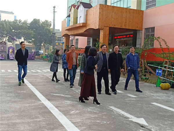 无锡市优质幼儿园评估专家组在江阴市教育局陈华副局长和徐霞客镇朱勇