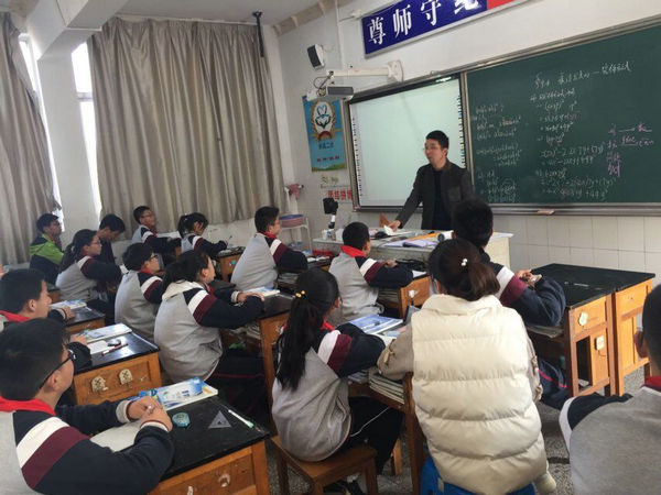 夏港中学:专家引领促发展 听课评课助成长