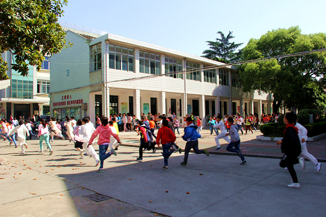 顾山实验小学坚持"安全第一,预防为主"的方针,将学生安全放在工作首位