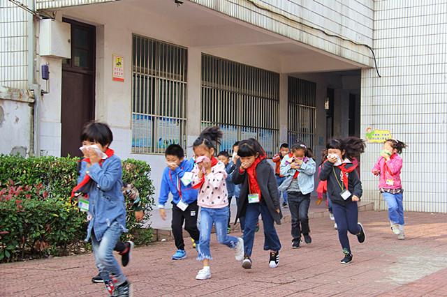 顾山实验小学 消防疏散演习 119 顾山实小:应急演练常态化 临危不乱