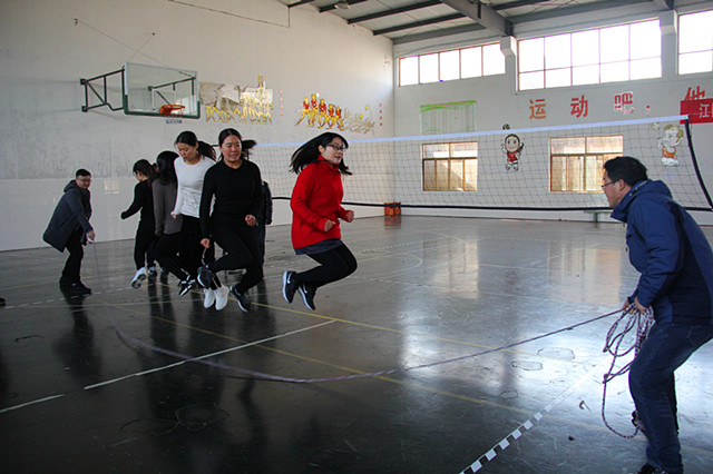 喜迎元旦"绳"采飞扬 顾山实验小学 顾山实小:喜迎元旦"绳"采飞扬