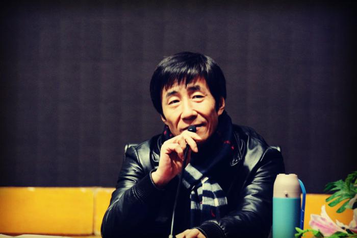 著名作家王开岭先生来江苏省江阴高级中学讲学