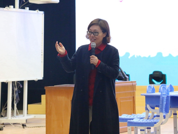 江阴市实验小学教育集团总校长何琼校长总结发言,她感恩精彩的课堂