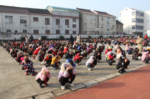 顾山实验小学组织师生每月开展消防,防震等应急逃生演练,常态化的演练