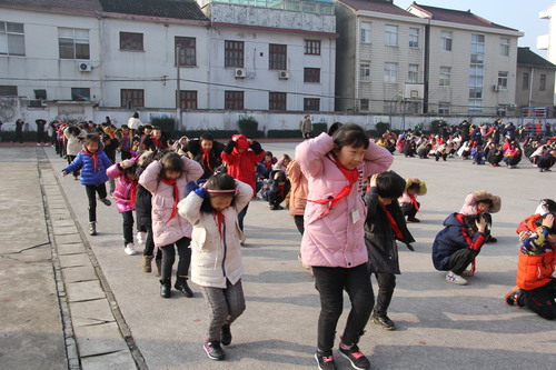 顾山实验小学组织师生每月开展消防,防震等应急逃生演练,常态化的演练