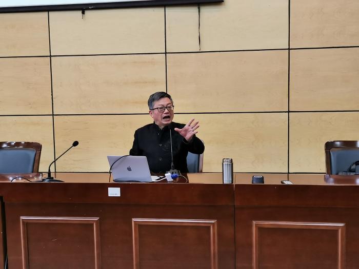 庄中心小学朱亚琴老师,无锡市教师发展学院副院长张春华,上海剑桥中学