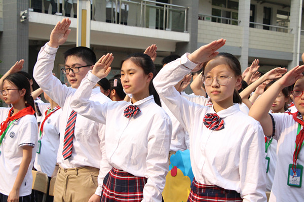 悦读青春点亮人生暨阳中学举行初二年级青春仪式暨朗读者读书活动