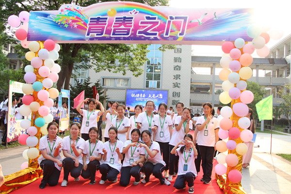 悦读青春点亮人生暨阳中学举行初二年级青春仪式暨朗读者读书活动